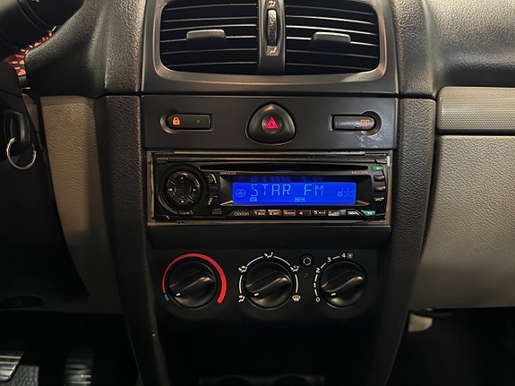 Renault Clio 17 of 19
