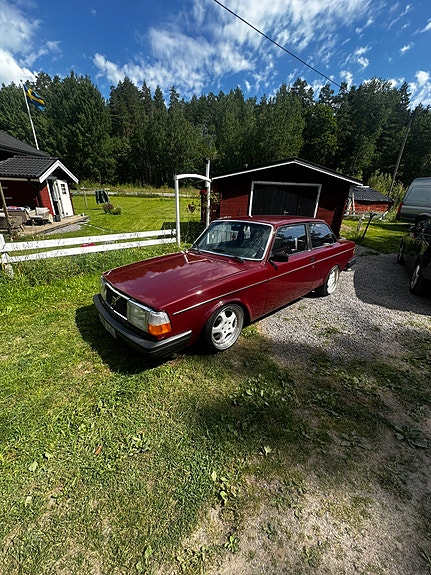 Volvo 242 2 of 5