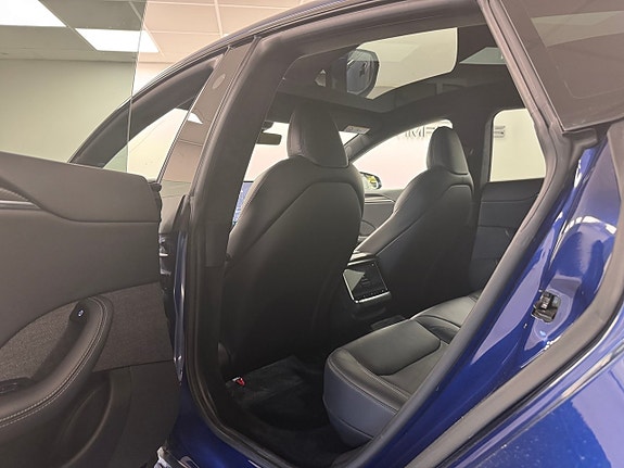 Tesla Model S 11 of 18