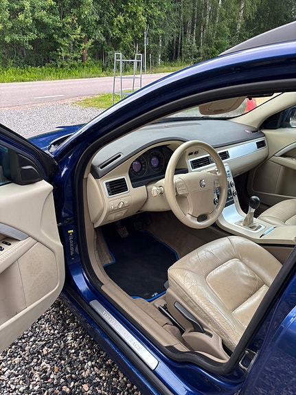 Volvo V70 4 of 5