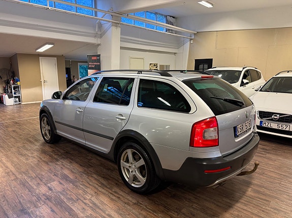 Skoda Octavia Scout 2 of 5