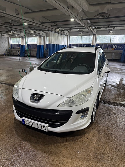 Peugeot 308 SW 2 of 5