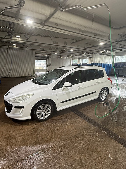 Peugeot 308 SW 3 of 5