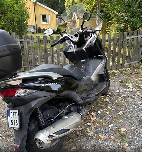 Kawasaki J300 4 of 5
