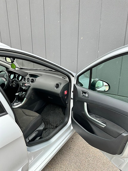 Peugeot 308 SW 14 of 15