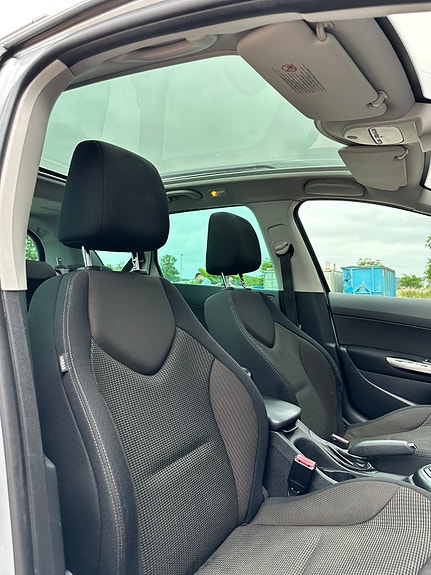 Peugeot 308 SW 12 of 15