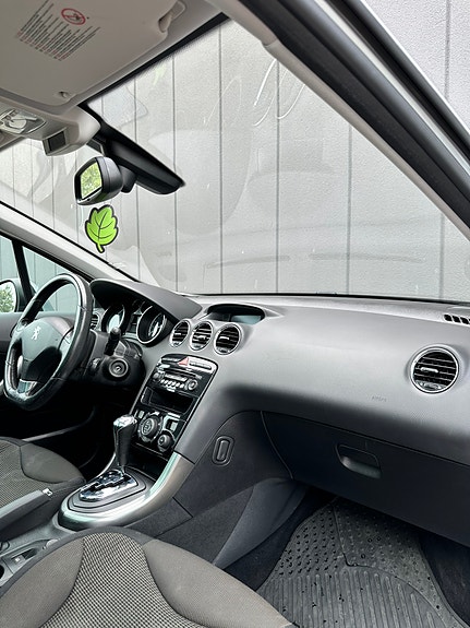 Peugeot 308 SW 13 of 15