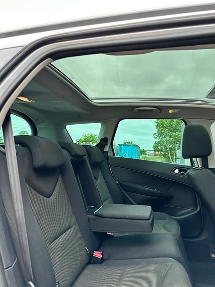 Peugeot 308 SW 11 of 15