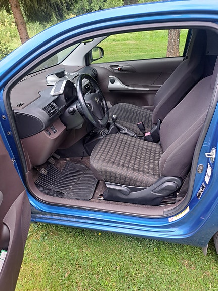 Toyota IQ 5 of 5