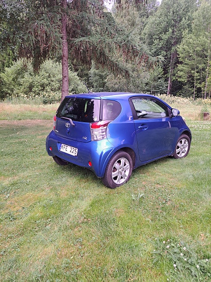 Toyota IQ 3 of 5