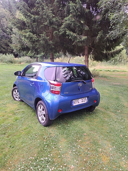 Toyota IQ 2 of 5