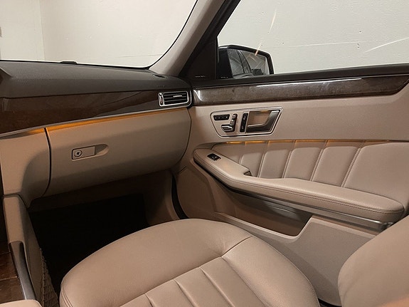 Mercedes-Benz E300 3 of 29