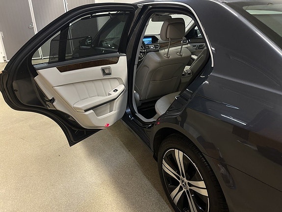 Mercedes-Benz E300 25 of 29