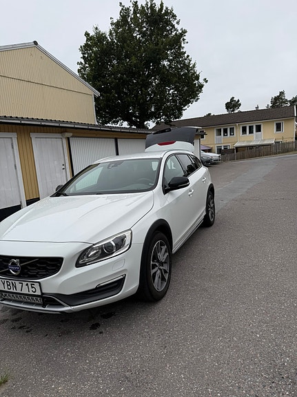 Volvo V60 Cross Country 2 of 5