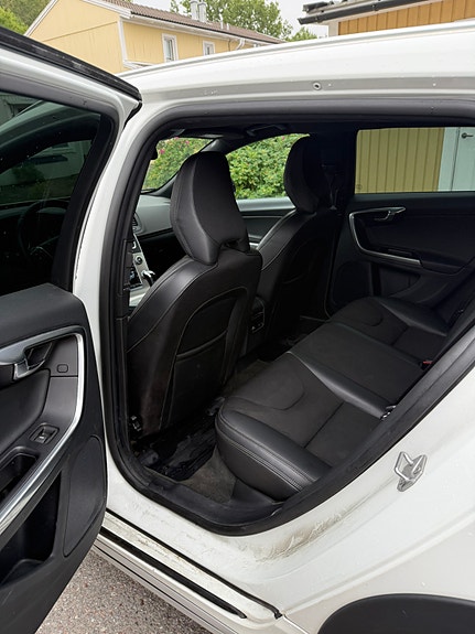 Volvo V60 Cross Country 4 of 5
