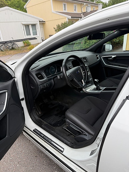 Volvo V60 Cross Country 3 of 5