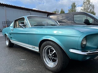 Ford Mustang 2 of 5