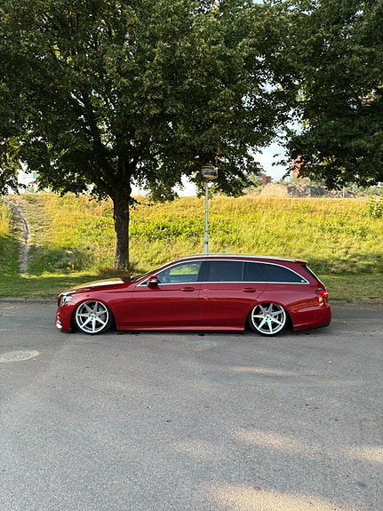 Mercedes-Benz E220 2 of 10