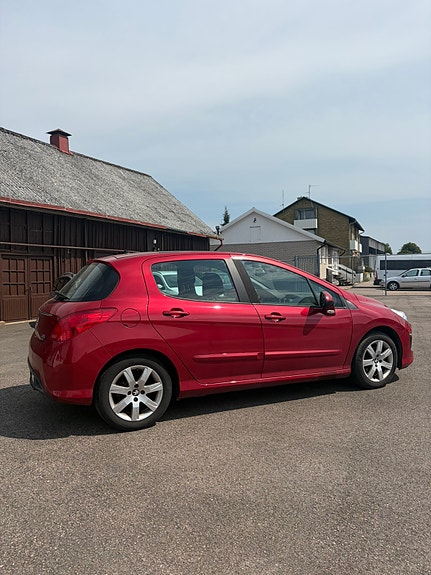 Peugeot 308 2 of 5