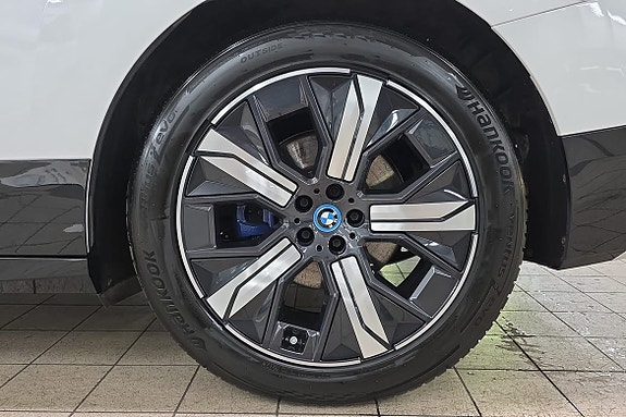 BMW iX 16 of 20