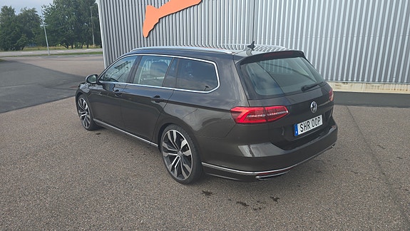 Volkswagen Passat 2 of 5