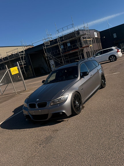BMW 330d 2 of 5
