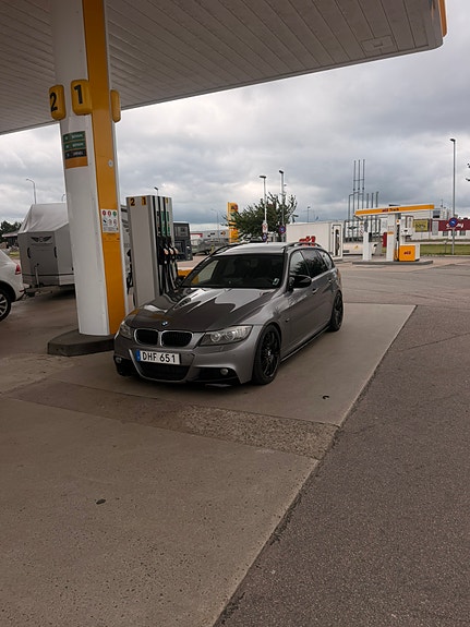 BMW 330d 4 of 5