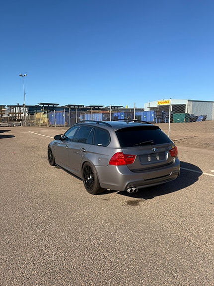 BMW 330d 3 of 5