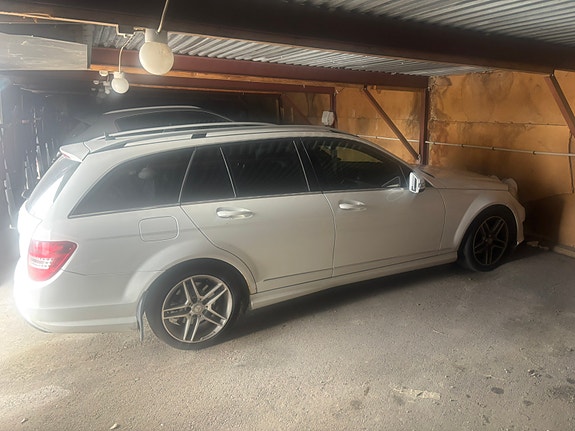 Mercedes-Benz C200 2 of 5