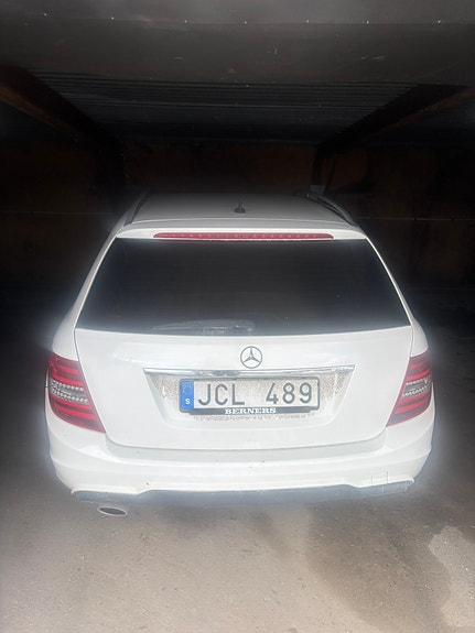 Mercedes-Benz C200 4 of 5