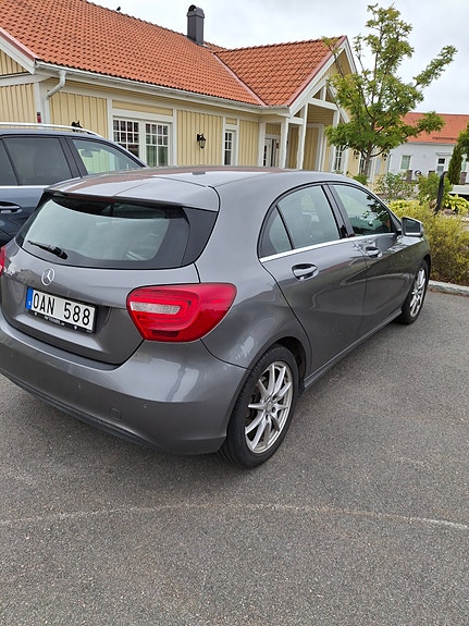 Mercedes-Benz A180 2 of 6