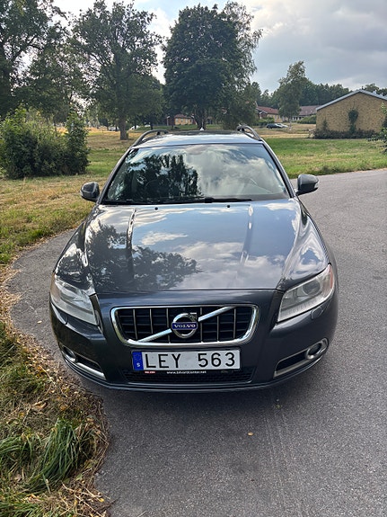 Volvo V70 2 of 10