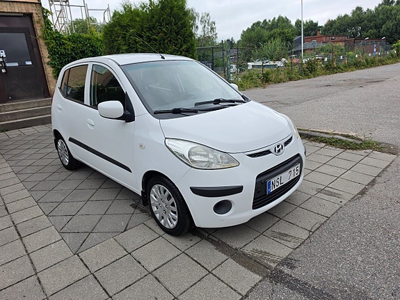 Hyundai i10 2 of 18