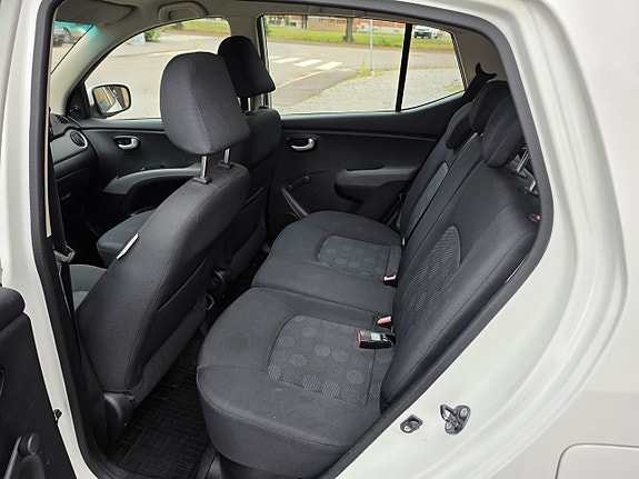 Hyundai i10 7 of 18