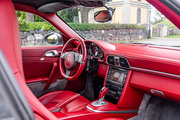 Porsche 911 Carrera S 10 of 19