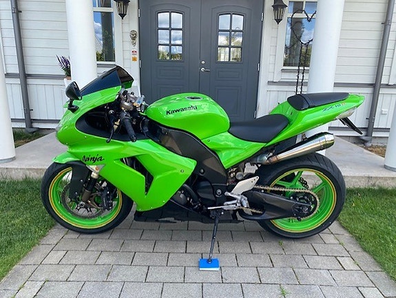 Kawasaki Ninja ZX-10R 2 of 4