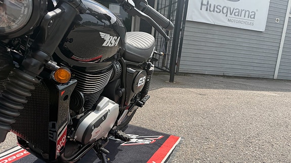 BSA Scrambler 650 - Raven Black | För resan, inte bara målet 2 of 4