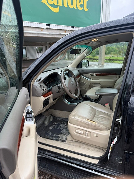 Toyota Land Cruiser 5 of 5