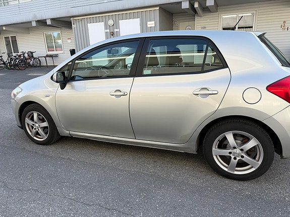 Toyota Auris 2 of 5