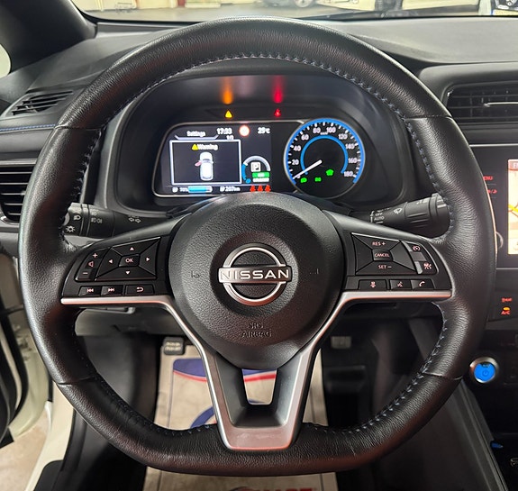 Nissan Leaf 14 of 23