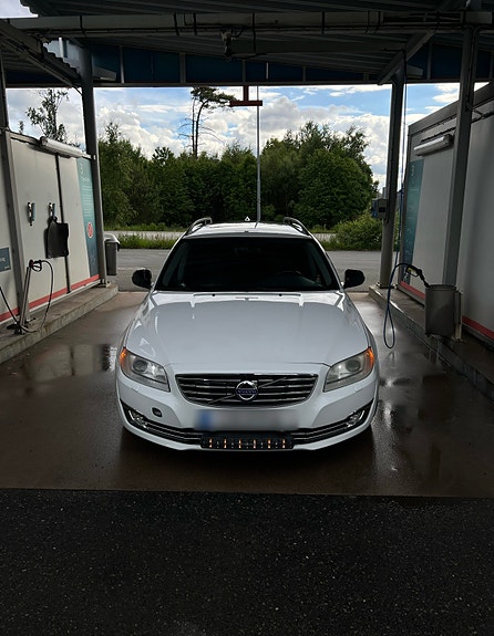 Volvo V70 2 of 5