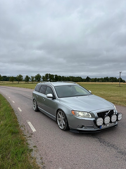Volvo V70 3 of 5
