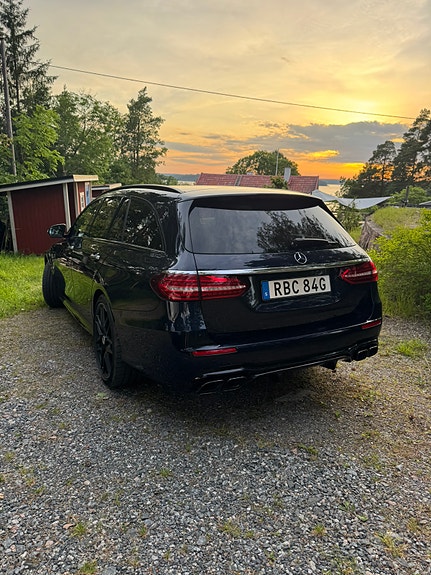 Mercedes-Benz E63 3 of 5