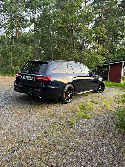 Mercedes-Benz E63 4 of 5