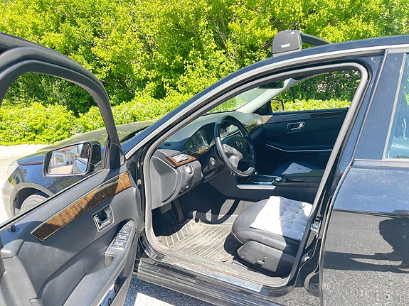 Mercedes-Benz E200 4 of 6