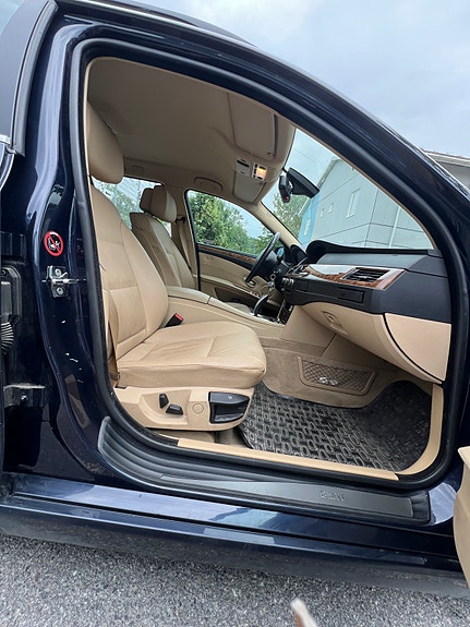 BMW 520i 6 of 8