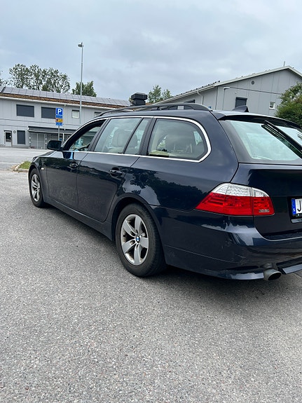 BMW 520i 4 of 5