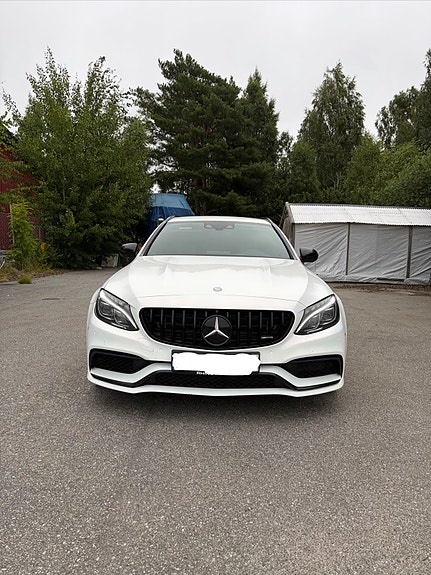 Mercedes-Benz C63 2 of 5