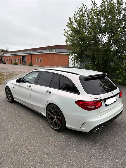 Mercedes-Benz C63 3 of 5