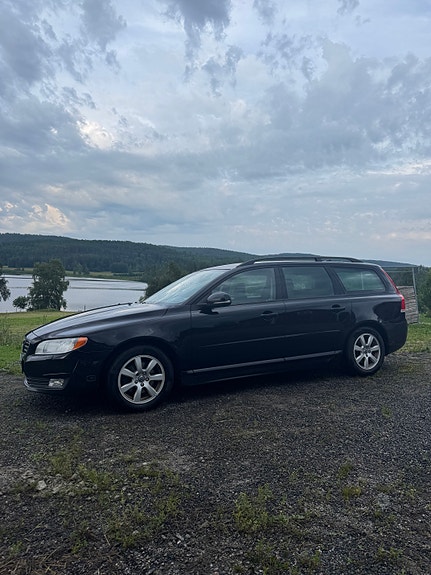 Volvo V70 3 of 5